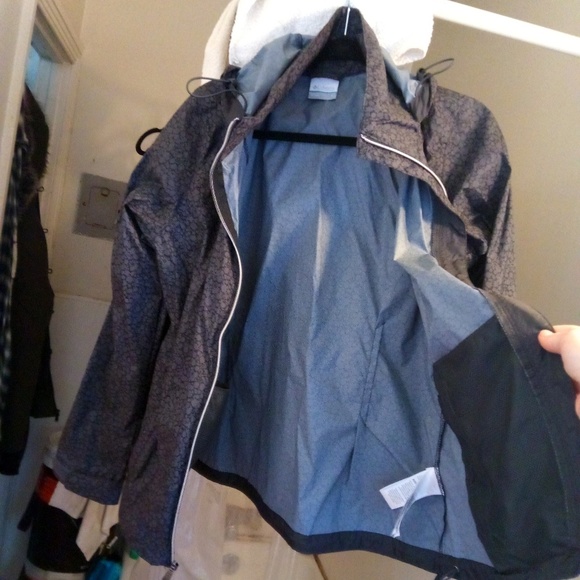 COLUMBIA (L) Packable Rain Jacket - Picture 2 of 7
